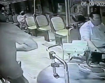 VIDEO: Un hombre subió a un colectivo