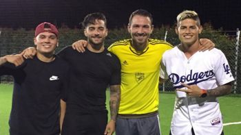 El jugador pretendido por River junto a Maluma, Botero y James Rodríguez El jugador pretendido por River junto a Maluma, Botero y James Rodríguez