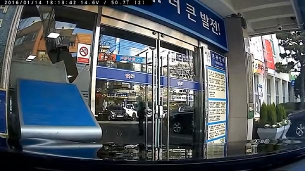 Abuela incrustó su auto contra la municipalidad: ¿por qué lo hizo?