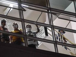 Personas con barbijos en el hospital Argerich donde se produjo la primera muerte por coronavirus de Argentina y Latinoam&eacute;rica