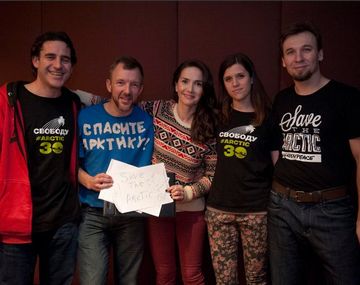 Oreiro visitó a los activistas de Greenpeace en Rusia