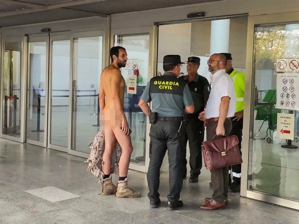 Un joven fue desnudo a su juicio por exhibicionismo en España