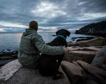 Le diagnosticaron un cáncer a su perro y decidió darle un último paseo