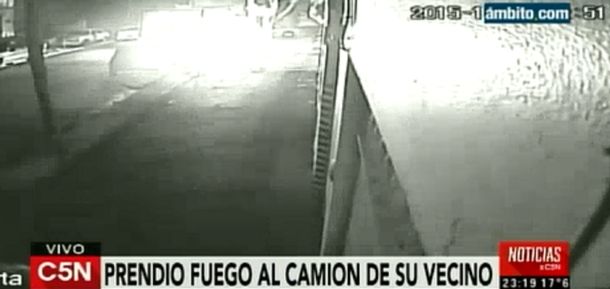 El momento en que un hombre prendió fuego el camión de su vecino