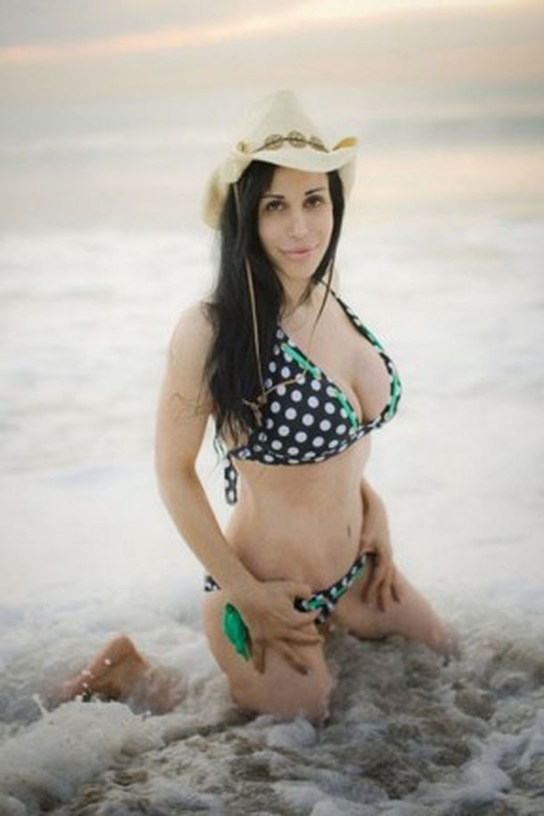 Gallery_main0118_octomom_bikini_19[1]
