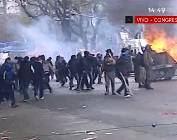 VIDEOS: Así se enfrentó la policía con un grupo de manifestantes