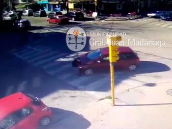 VIDEO: Una mujer fue arrollada cuando cruzaba la vereda