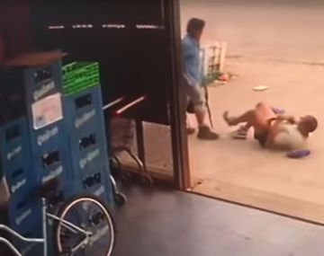 VIDEO: Discutió con un hombre y lo atacó a machetazos