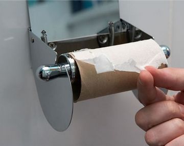No había papel en el baño del tren en el que viajaba y pidió ayuda por Twitter