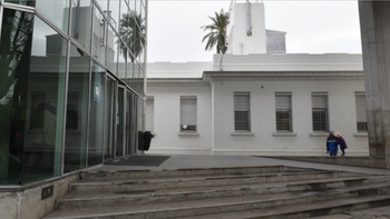 disfrazados de policias levantaron a una alumna a la salida del colegio y la violaron disfrazados de policias levantaron a una alumna a la salida del colegio y la violaron