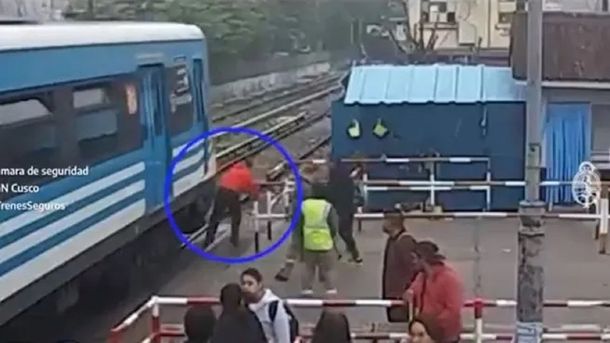 Casi tragedia en Liniers: un tren golpeó a un hombre que intentaba cruzar con la barrera baja