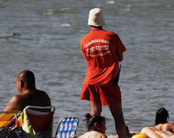 Obligan a los guardavidas a hacer curso de resucitación