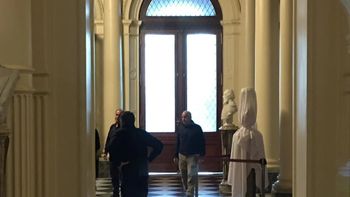 El Gobierno inaugura un busto de Carlos Menem en la Casa Rosada