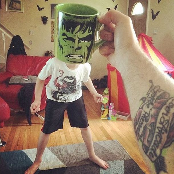 Un hombre convierte a sus hijos en superhéroes con divertidas tazas