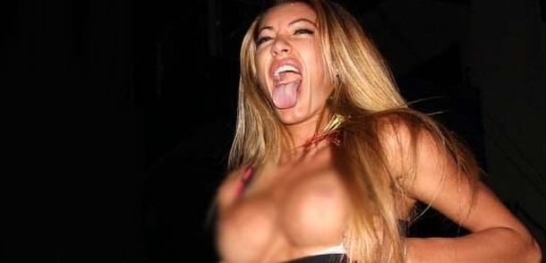 Pamela Pombo volvió a hacer un escandaloso topless en Villa Carlos Paz