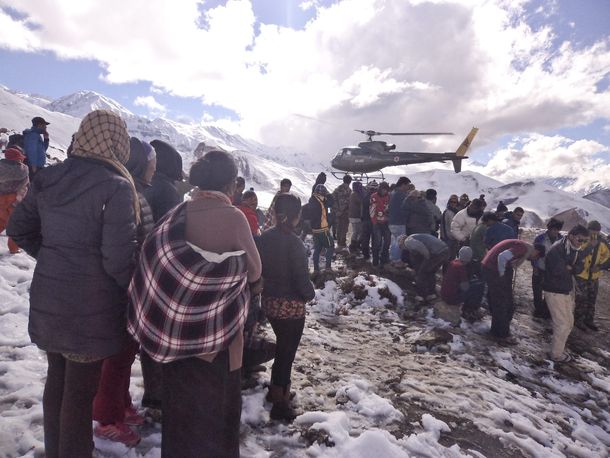 Murieron 17 montañistas y cinco están desaparecidas por una tormenta de nieve en el Himalaya