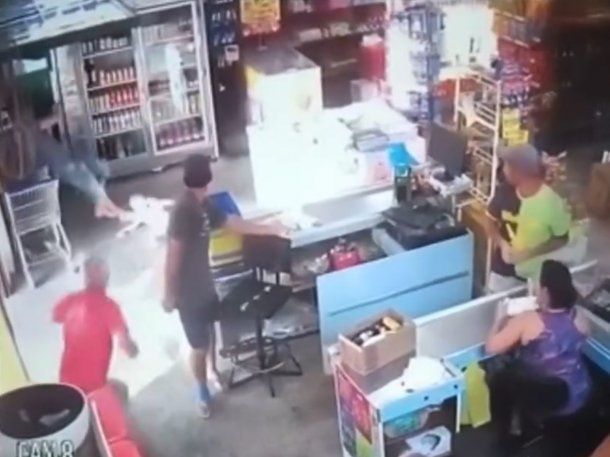 Un hombre abrió descalzo una heladera con un chico en brazos y recibió una descarga eléctrica