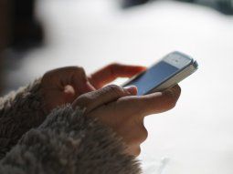 El uso constante del celular afecta diversas áreas de nuestra salud y bienestar.