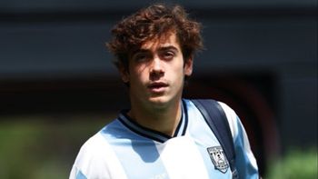 en modo mundial: franco colapinto llego a barcelona con los colores argentinos en modo mundial: franco colapinto llego a barcelona con los colores argentinos