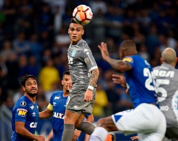 Lautaro Martínez conecta de cabeza en el que pudo ser su último partido en Racing