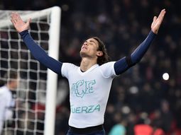 El delantero uruguayo y un festejo emotivo que el árbitro no entendió El delantero uruguayo y un festejo emotivo que el árbitro no entendió