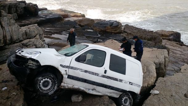 Otra vez un vehículo despistó y cayó a las piedras en Mar del Plata