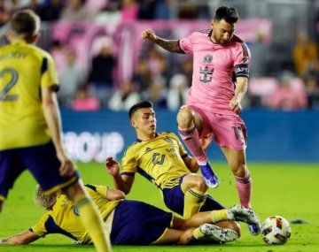 La gambeta viral de Lionel Messi a un rival en el piso