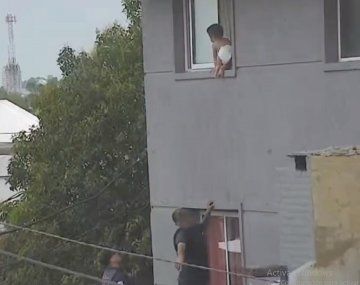 Impresionante video en Córdoba: rescató a un nene de 3 años a punto de caer de un segundo piso