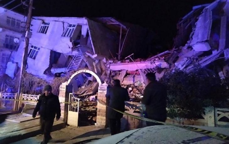 Al menos 29 muertos y 1200 heridos por un fuerte terremoto en Turquía