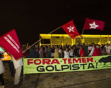Fuera Temer ¡Golpista!, dice la bandera de militantes del PT con Planalto de fondo