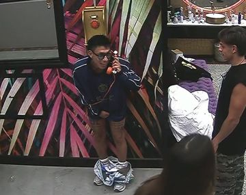 Brian atendió desnudo el teléfono rojo de Gran Hermano y mostró de más