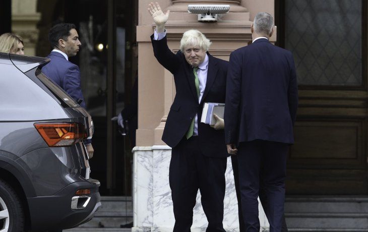 Javier Milei recibió a Boris Johnson en la Casa Rosada: salieron juntos al balcón