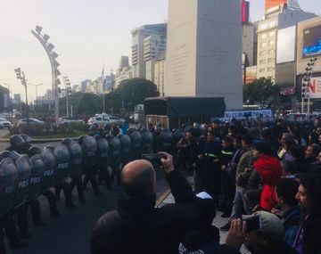 Represión en el Obelisco: impidieron instalar carpas para personas en situación de calle