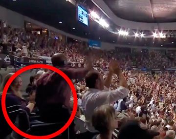 Federer ganó un punto y levantó a un hombre en silla de ruedas