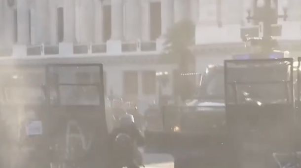 Graves incidentes en el Congreso: la policía reprimió manifestantes que derribaron vallas