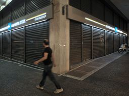 grecia comienza la semana con bancos abiertos y un marcado aumento del iva grecia comienza la semana con bancos abiertos y un marcado aumento del iva