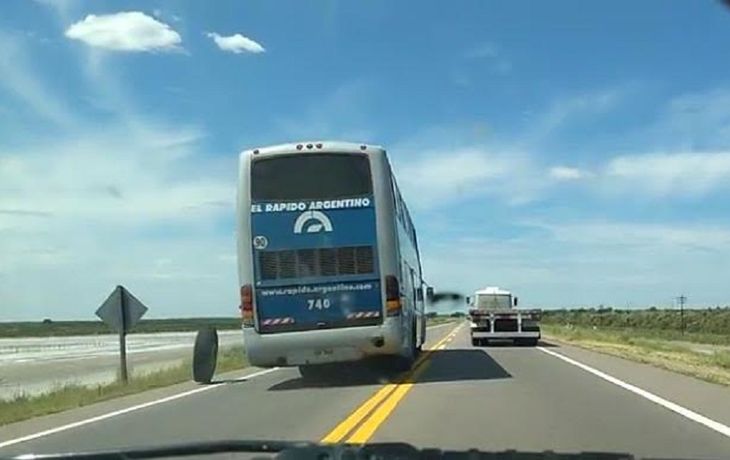 VIDEO: Un micro perdió una rueda en plena ruta 3