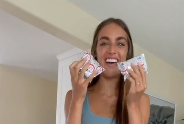 La alegría de Samantha Trottier al recibir yerba, dulce de leche y alfajores