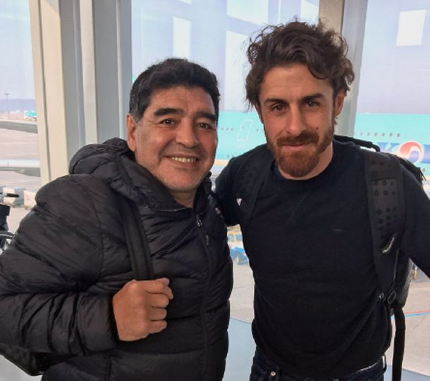Los ex cracks argentinos posaron en su llegada al aeropuerto de Seul