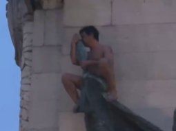 Un hombre se subió desnudo al Monumento a los Dos Congresos en medio de la represión