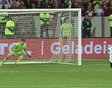 Polémica por el penal que condenó a River: ¿hubo doble toque de Solari?