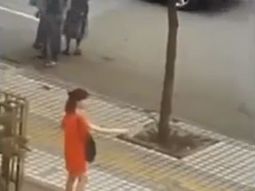 video: un hombre salvo a una mujer que queria suicidarse en plena via publica video: un hombre salvo a una mujer que queria suicidarse en plena via publica