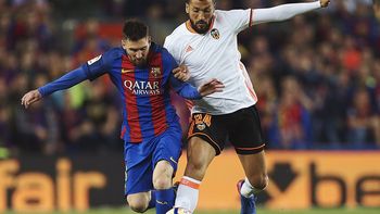 Duelo de argentinos: Messi intenta pasar ante Ezequiel Garay Duelo de argentinos: Messi intenta pasar ante Ezequiel Garay