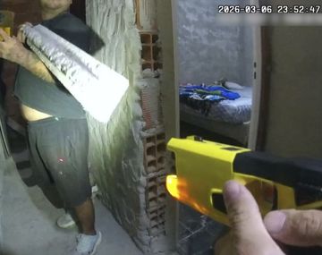 Video: amenazó a la policía con una viga y lo inmovilizaron con una pistola Taser