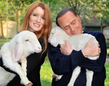 Berlusconi, cariñoso con un corderito