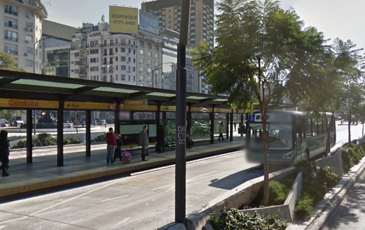Una mujer fue golpeada en la para del Metrobus