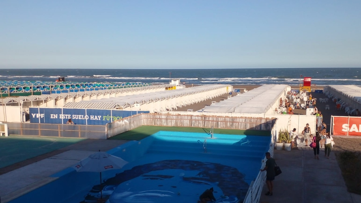 Mar del Plata: analizan pasillo exclusivo de vacunados en balneario por pedido de clientes