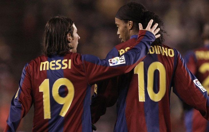El saludo para Messi de Ronaldinho, quien también jugó en PSG y Barcelona