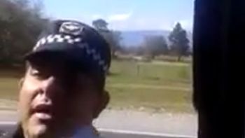 violenta agresion de un policia a un camionero