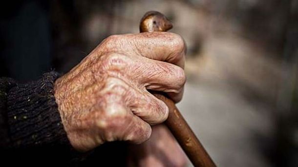 Invitó a comer a su mamá, pero la metió en un geriátrico para robarle